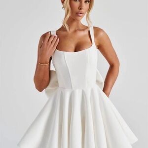 Elegant White Sleeveless Midi Dress